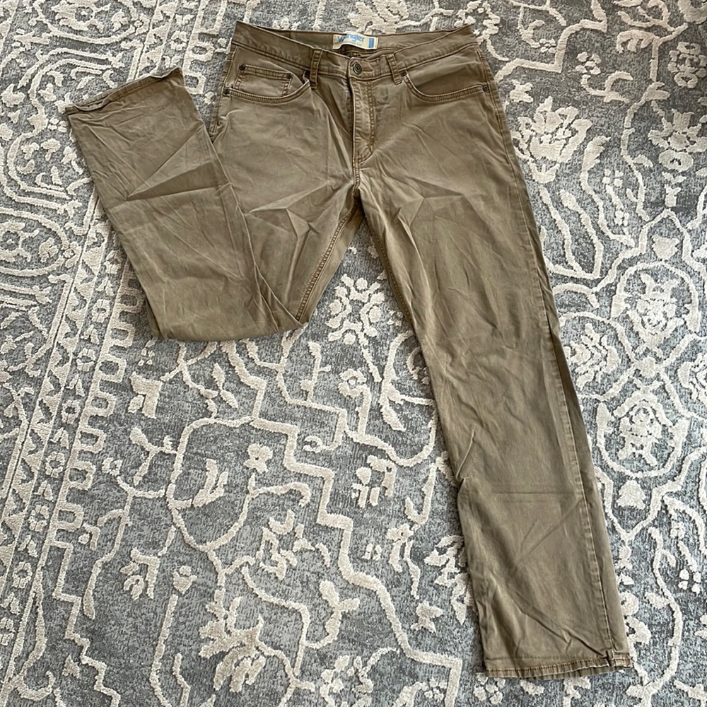 Wrangler straight fit flex pants.